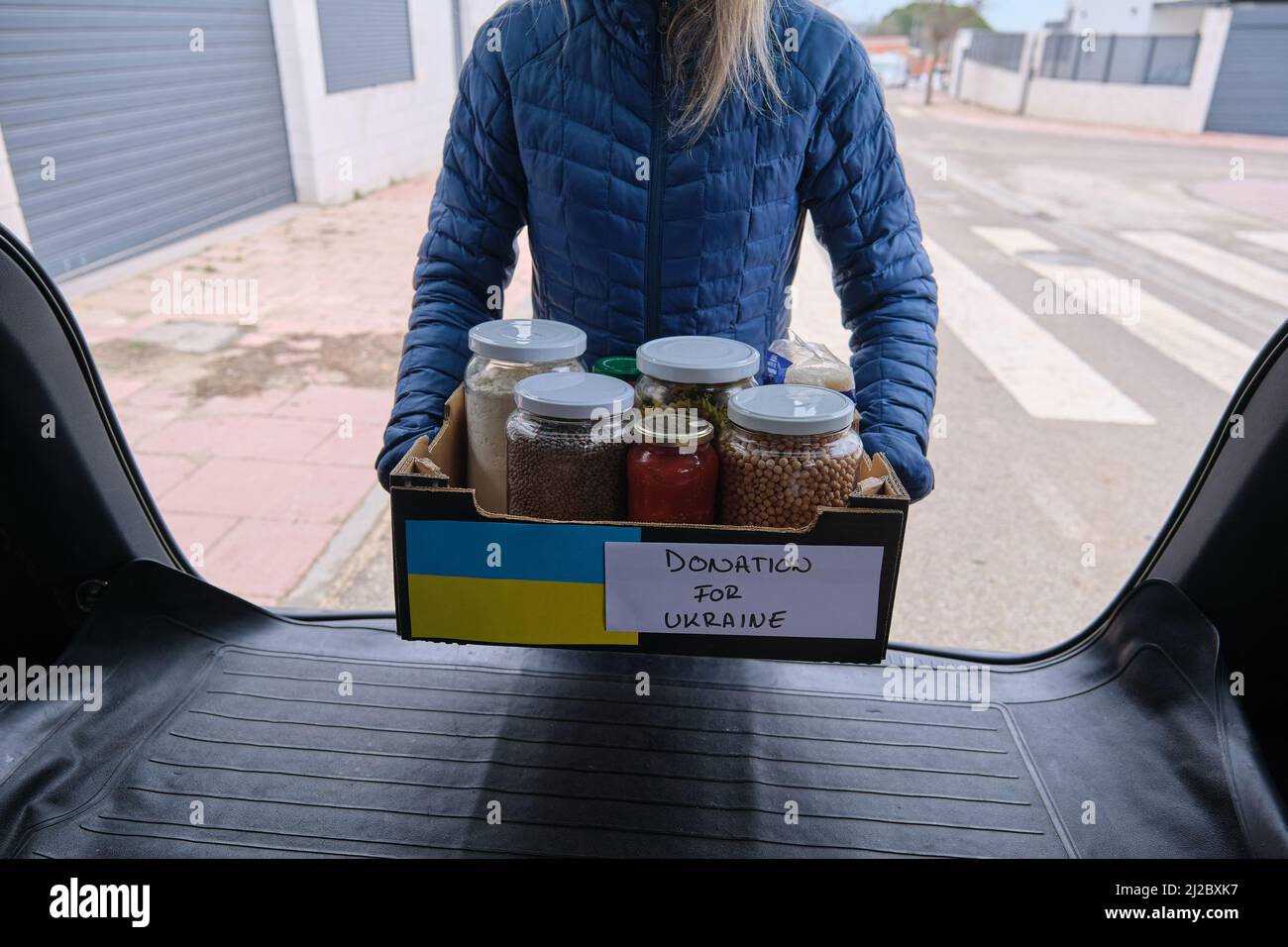Schachtel mit Spendennahrung für ukrainische Flüchtlinge, die unter Krieg leiden. Ukraine-Krieg Stockfoto
