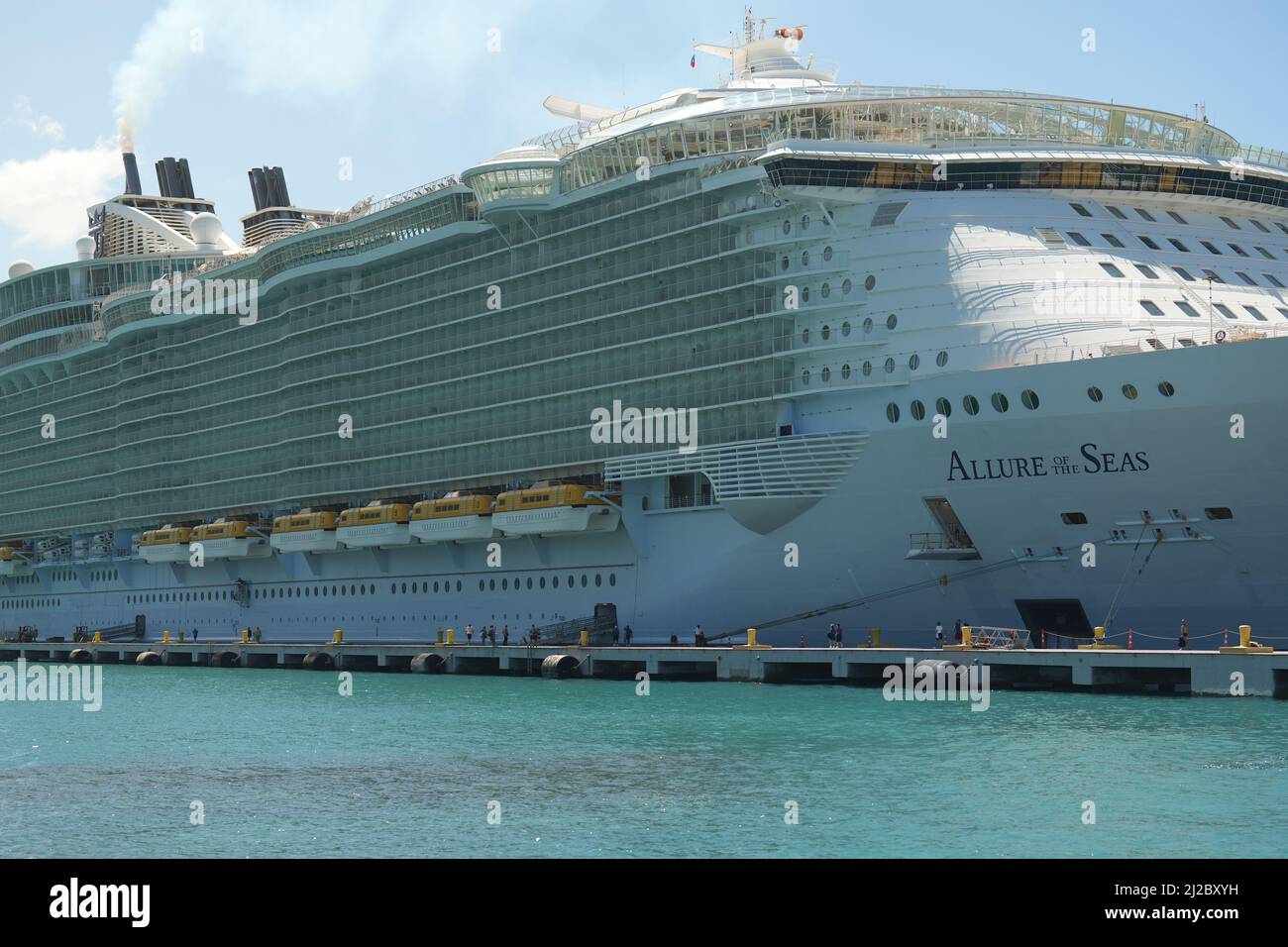 Ein riesiges Oasis-Klasse-Kreuzschiff „Allure of the Seas“ im blauen Meer während einer Royal Caribbean Cruise in Nassau, den Bahamas Stockfoto