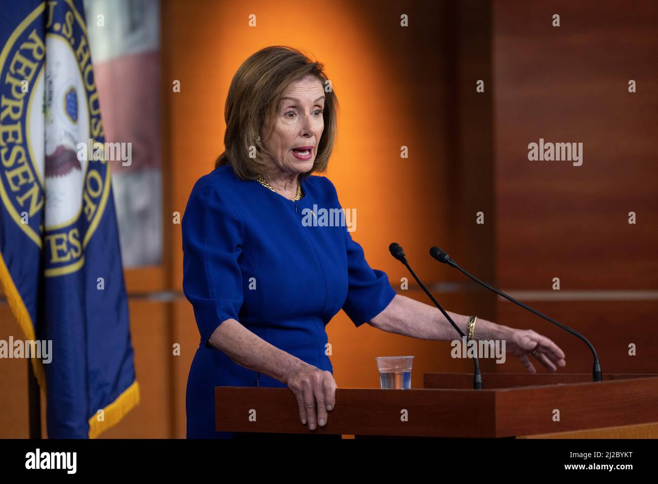 Die Sprecherin des Repräsentantenhauses der Vereinigten Staaten, Nancy Pelosi (Demokratin von Kalifornien), hält am 31. März 2022 ihre wöchentliche Pressekonferenz im US-Kapitol in Washington, DC ab. Quelle: Chris Kleponis/CNP /MediaPunch Stockfoto