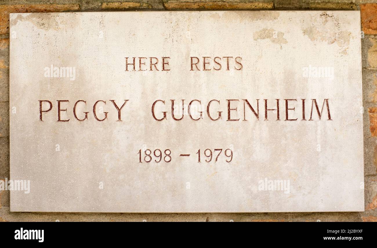 Peggy Guggenheim Grabstein im Garten der Peggy Guggenheim Collection Dorsoduro Venedig Italien Stockfoto