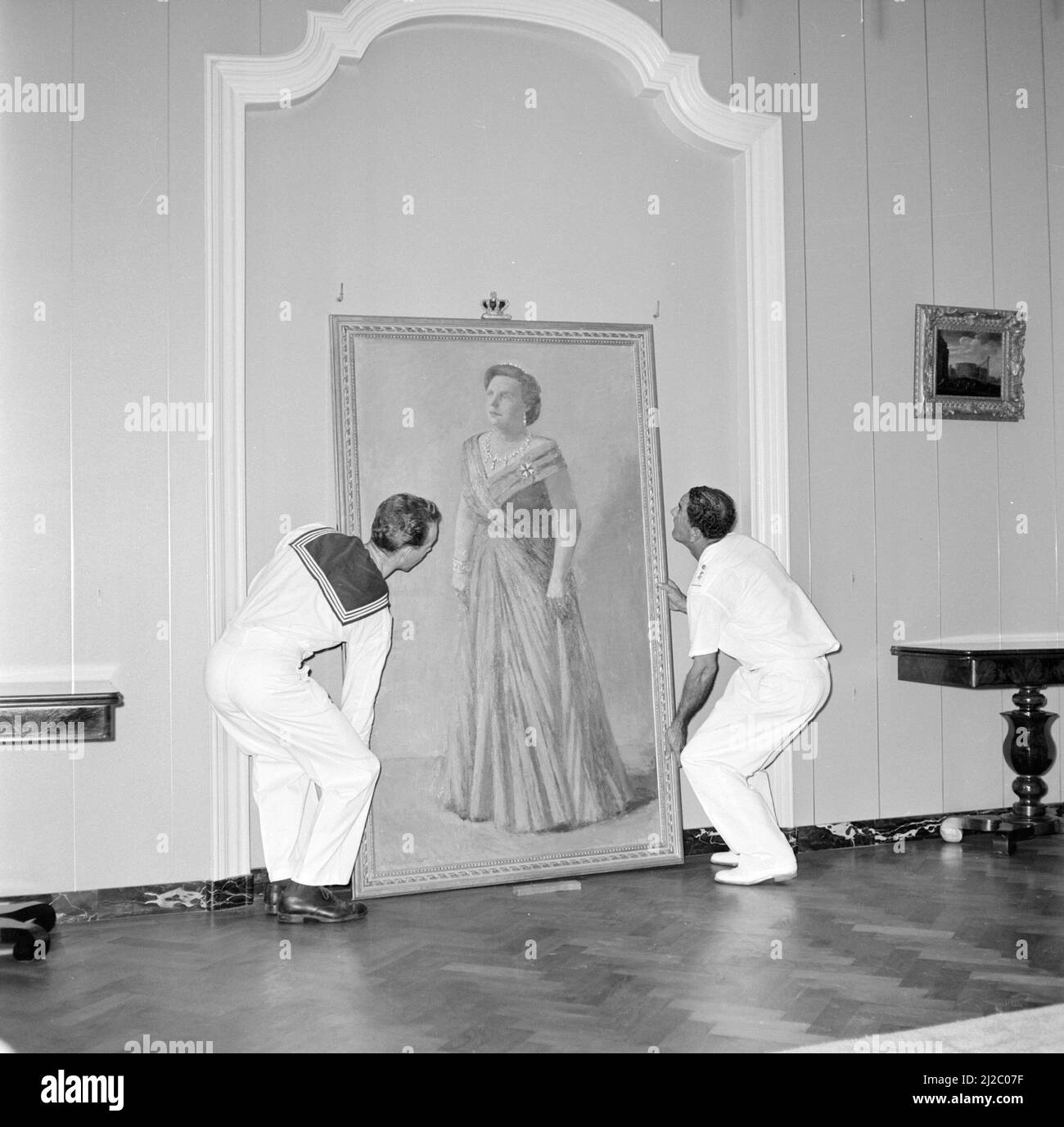 Die Hängung eines Staatsporträts von Königin Juliana in der königlichen Residenz in Fort Amsterdam in Willemstad ca. Oktober 1955 Stockfoto