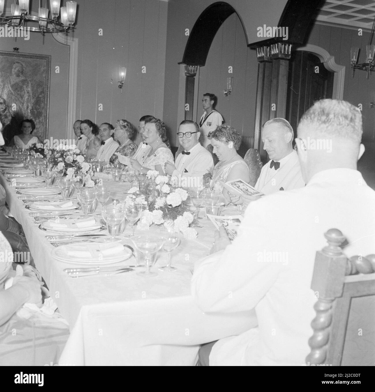 Galadiner im Gouverneurspalast. In der Mitte, neben der Königin, der Premierminister der Niederländischen Antillen, Efrain Jonckheer ca.: 19. Oktober 1955 Stockfoto