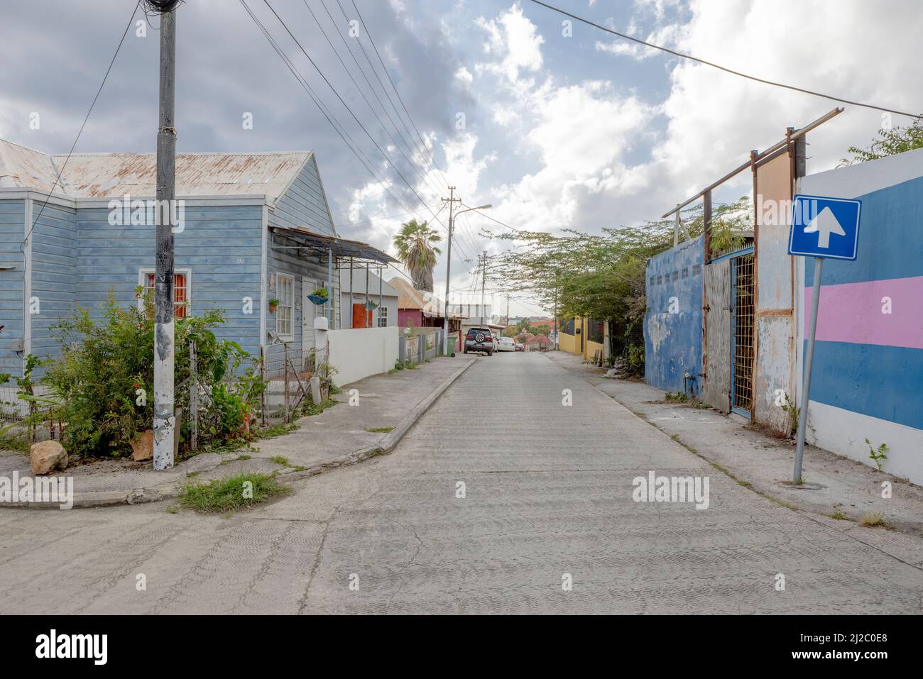 Haus mit hellblauer Holzfassade und weißem Rahmen in den Vororten von Willemstad, Curacao Stockfoto