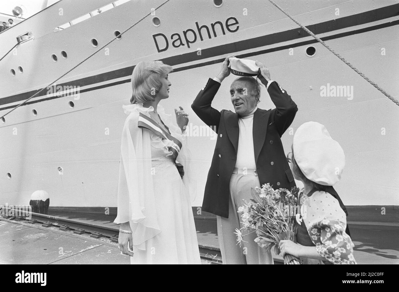 Griechisches Carras-Kreuzschiff Daphne in Amsterdam, Schiffseigner Carras und Miss Holland Nanny Nielen. Das Mädchen mit Blumen wird auch Daphne Ca genannt. 28 Mai 1976 Stockfoto