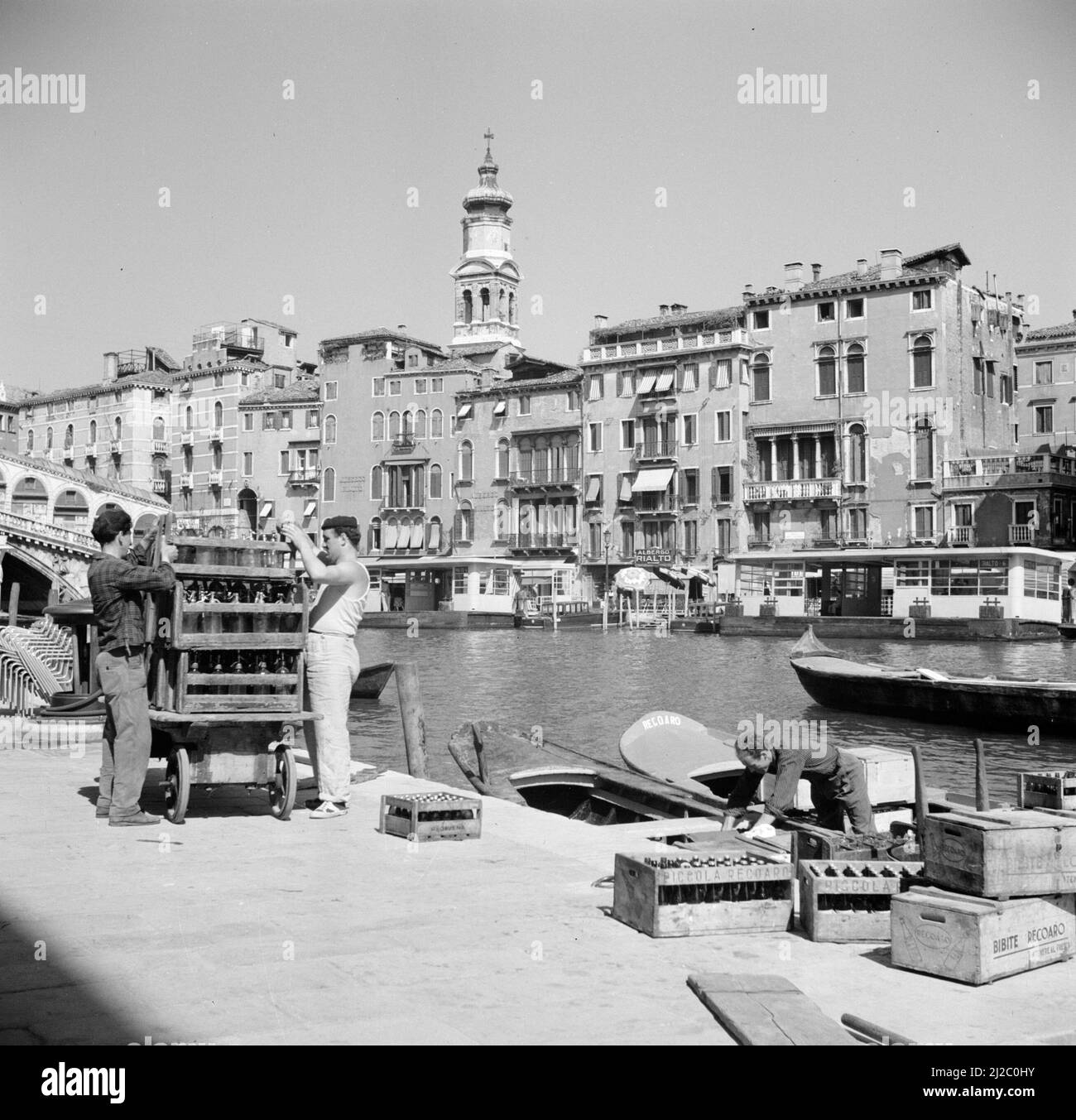 Transport von Kisten mit der Gondel in Venedig ca.: Mai 1953 Stockfoto