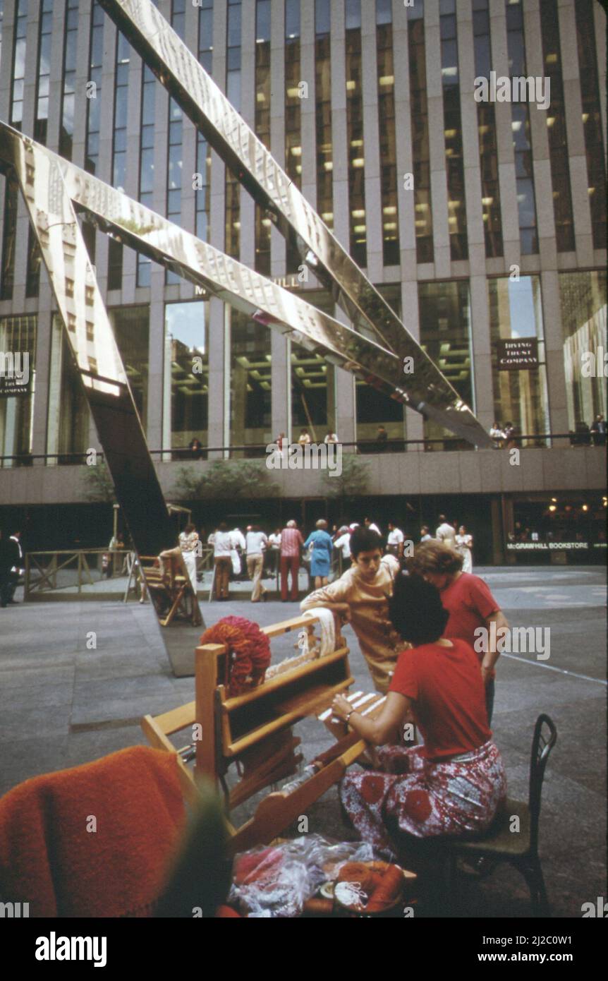 Festival der Volkskunst und des Kunsthandwerks im Rockefeller Center Weben Demonstration in der versunkenen plaza des McGraw-Hill Gebäude ca. 1973 Stockfoto
