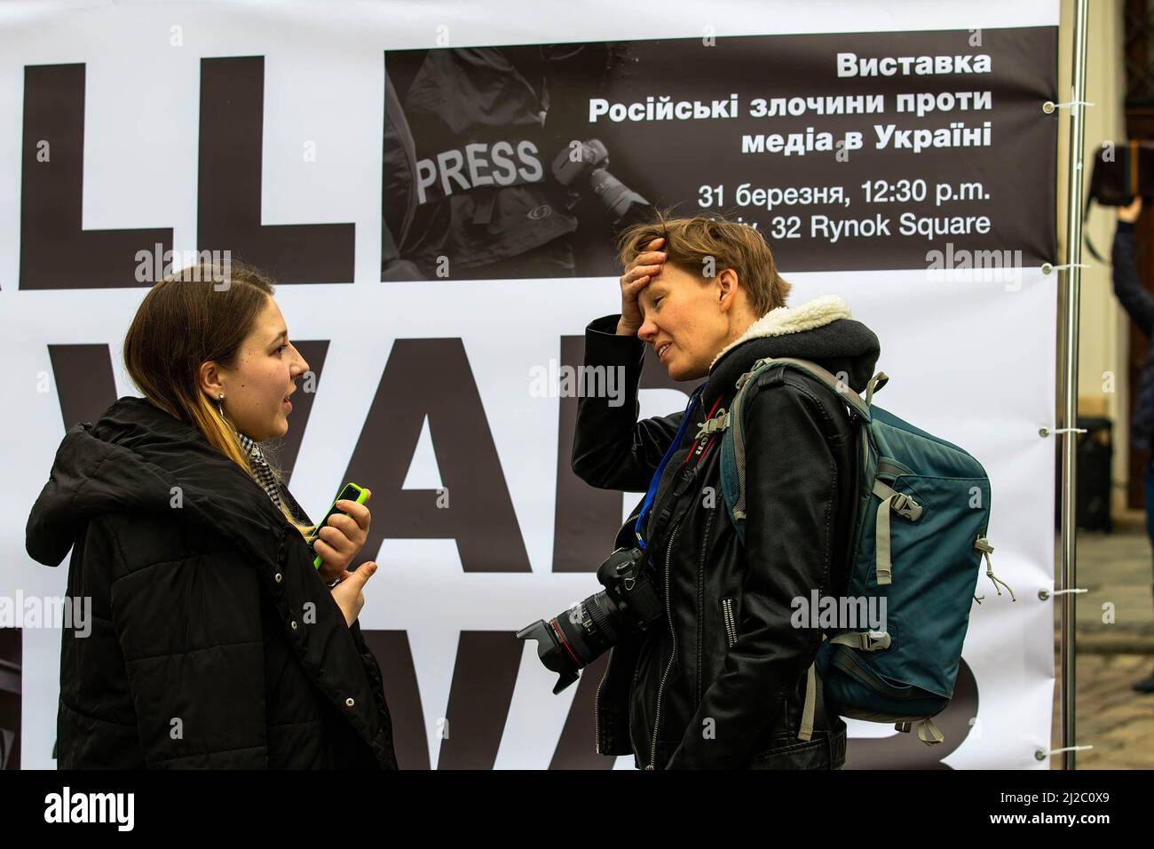 Lviv, Ukraine. 31. März 2022. Zwei Reporterinnen nehmen an der Pressedenkstätte Teil. In Lemberg wurde ein temporäres Denkmal errichtet, um an die Pressevertreter zu erinnern, die im russisch-ukrainischen Krieg getötet wurden. Kredit: SOPA Images Limited/Alamy Live Nachrichten Stockfoto