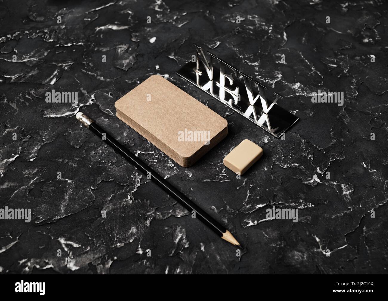 Leeres Kraft-Schreibwaren-Set auf schwarzem Gips-Hintergrund. Branding-Modell. Stockfoto