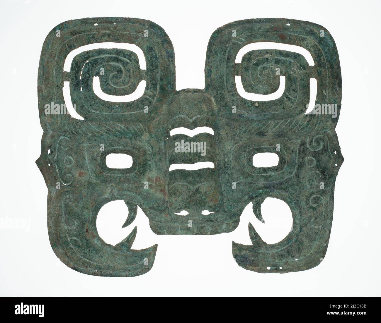 Die Funktion dieser Maske ist nicht sicher. Es kann als Wappenschild für ein Pferd, als Zierde für einen Wagen oder, auf Leder genäht, als Brustpanzerung für einen Soldaten gedient haben. Stockfoto