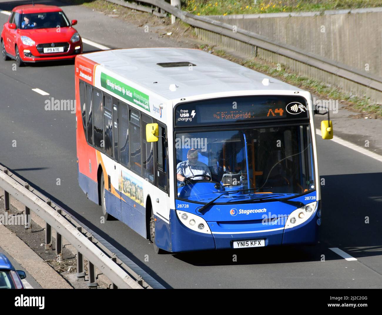 Taffs Well, in der Nähe von Cardiff, Wales - März 2022: Öffentlicher Linienbus von Stagecoach auf der zweispurigen Straße A470. Stockfoto