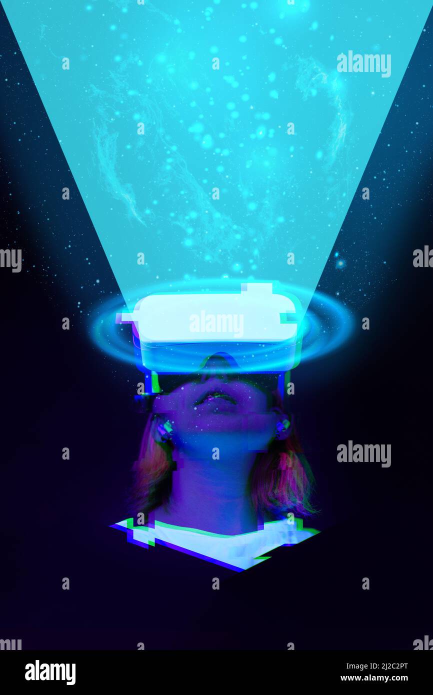 Frau verwendet ein Virtual-Reality-Headset. Elemente dieses Bildes, die von der NASA eingerichtet wurden. Konzept der virtuellen, erweiterten und erweiterten Realität, Zukunftstechnologie Stockfoto