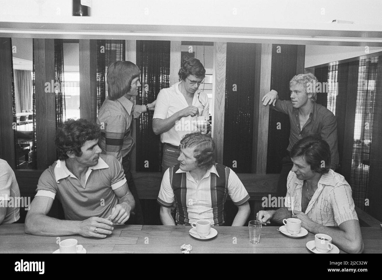 Auswahl die niederländische Nationalmannschaft traf sich in Zeist für die Europameisterschaft, von links nach rechts: Van Hanegem, Jansen, Suurbier, stehend: Peters, Jongbloed und Rijsbergen ca. 10. Juni 1976 Stockfoto
