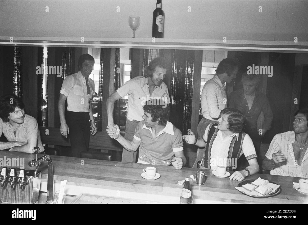 Auswahl der niederländischen Nationalmannschaft in Zeist versammelt für die Europameisterschaft, begrüßt Rene van de Kerkhof Van Hanegem, Wim Jansen auf der rechten Seite, ca. 10. Juni 1976 Stockfoto