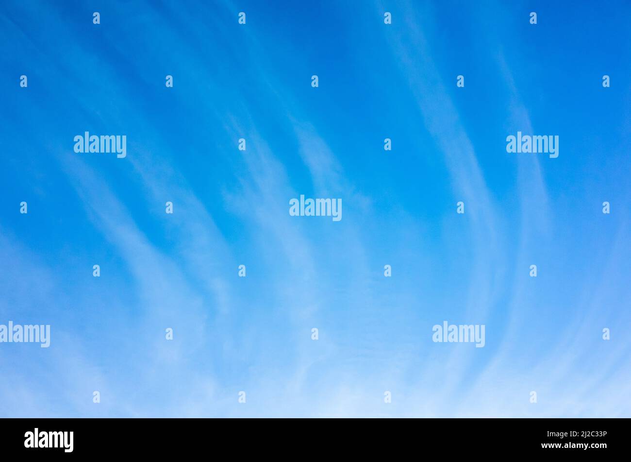 Blauer Himmel mit Zirruswolken. Natürliche Hintergrund Foto Textur an sonnigen Tag aufgenommen Stockfoto