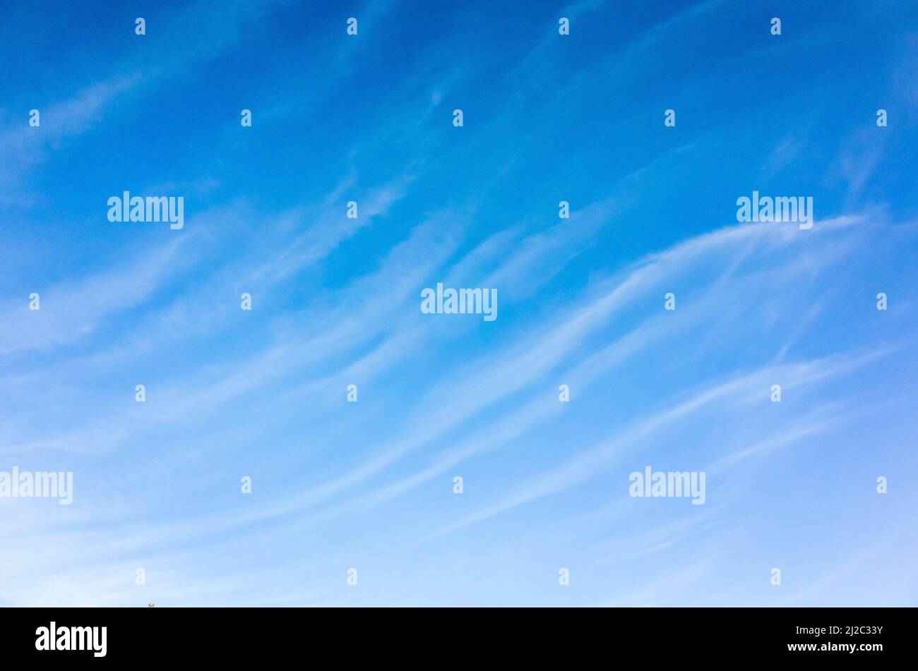Blauer Himmel mit windigen Wolken. Natürliche Hintergrund Foto Textur an sonnigen Tag aufgenommen. Cirrus Art von Wolken Stockfoto