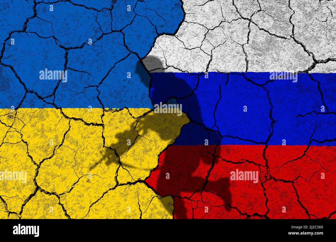 Zerbrochene Beziehungen zwischen Russland und der Ukraine mit Länderflaggen und Schatten eines Soldaten im Krieg. Stockfoto