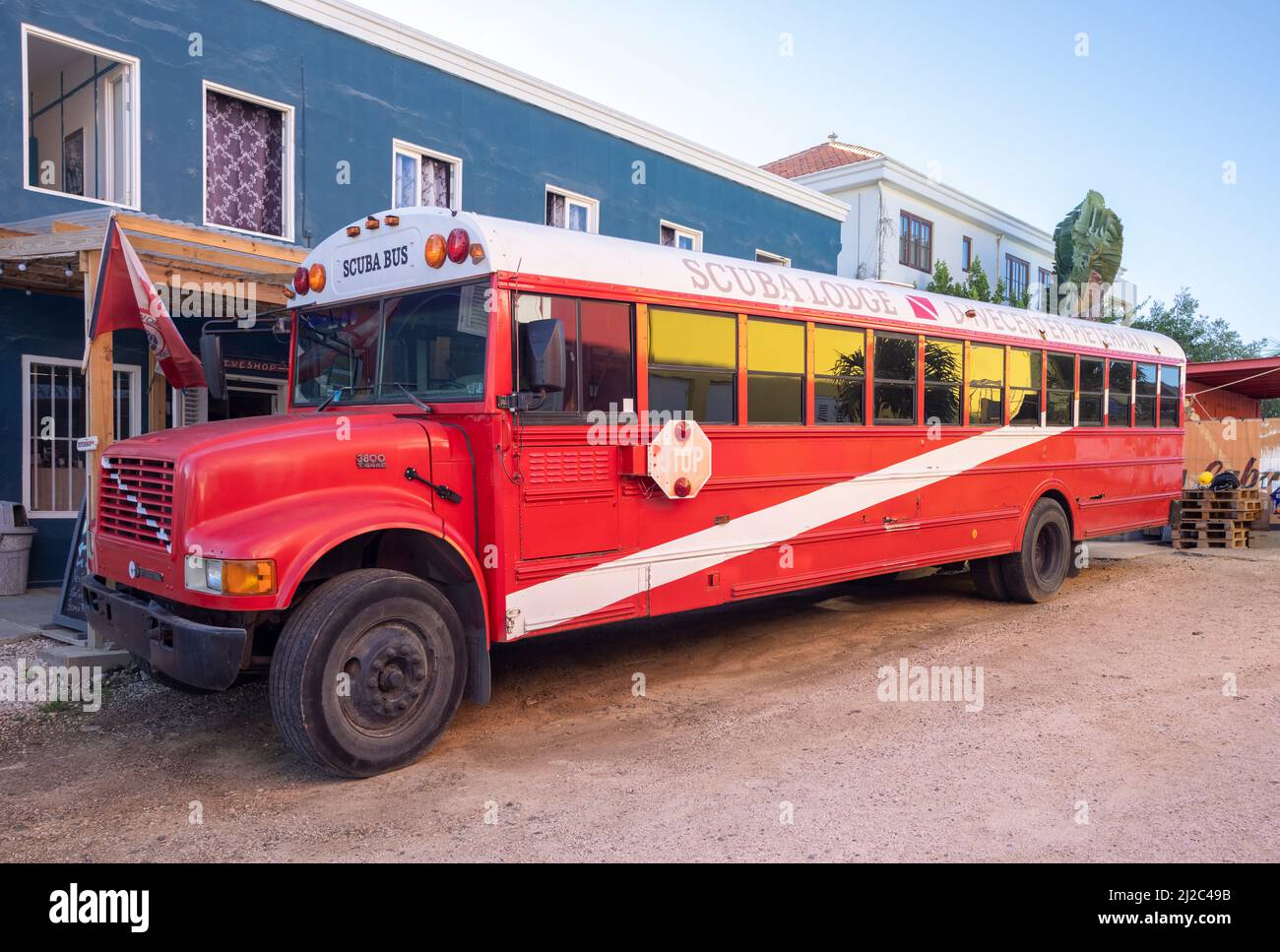 Roter Bus mit weißem Dach und weißem Streifen in Willemstad, Curacao Stockfoto