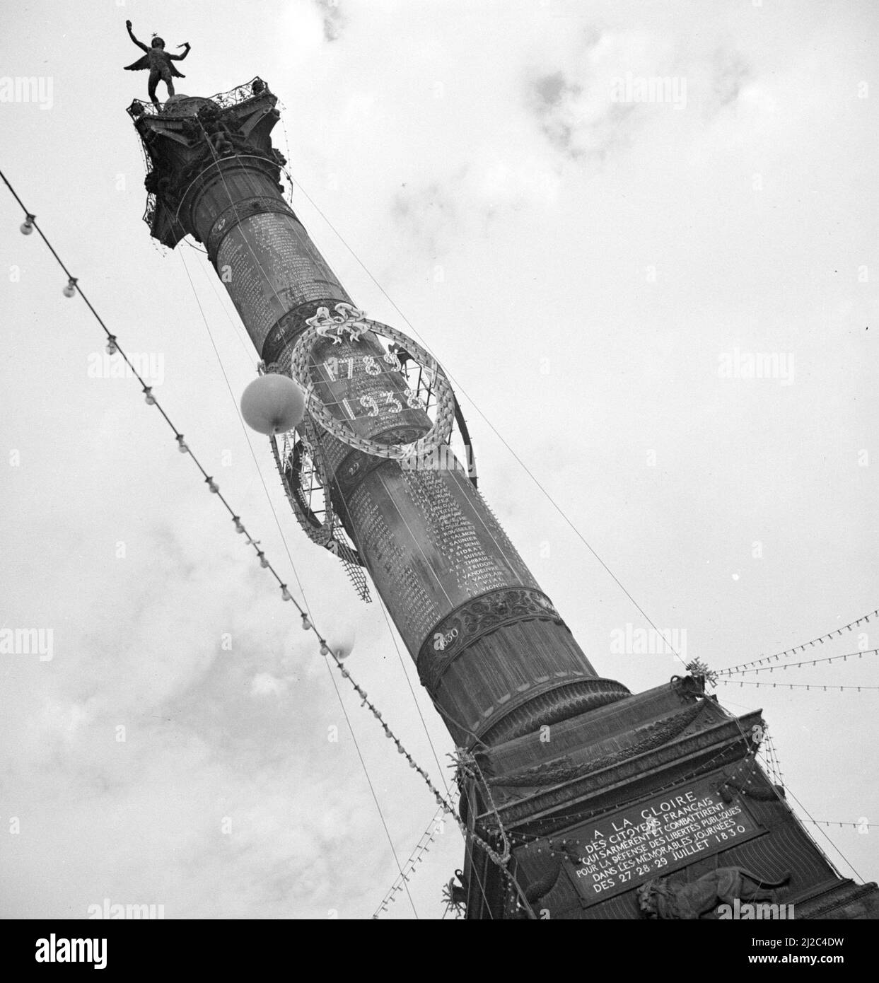 14. Juli 1938, Gedenkstätte La Colonne de juillet zum Gedenken an die Pariser Aufstände 1830. Bis zur Französischen Revolution stand hier die Bastille Saint Antoine, die 1789 abgerissen wurde. Der Place de Bastille ist nach ihm um den 14. Juli 1938 benannt Stockfoto