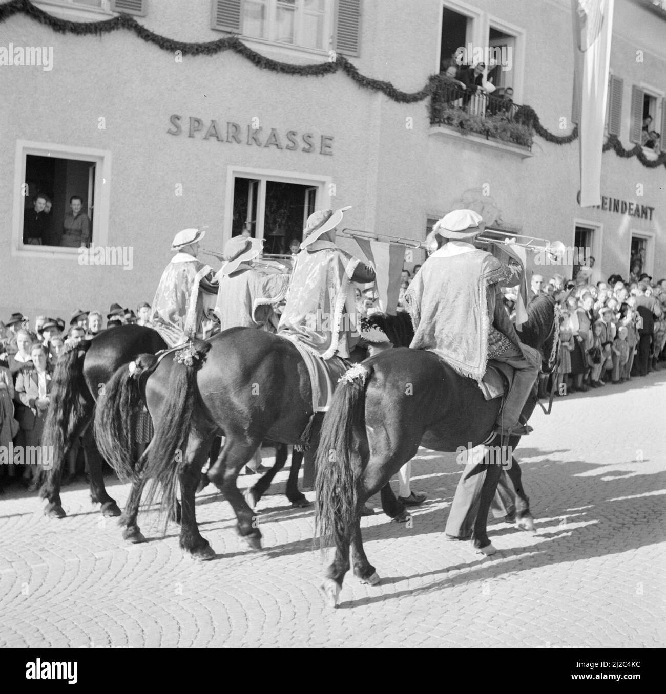 Horse-backed Buglers in der Parade bei den Erntefesten ca.: September 1953 Stockfoto