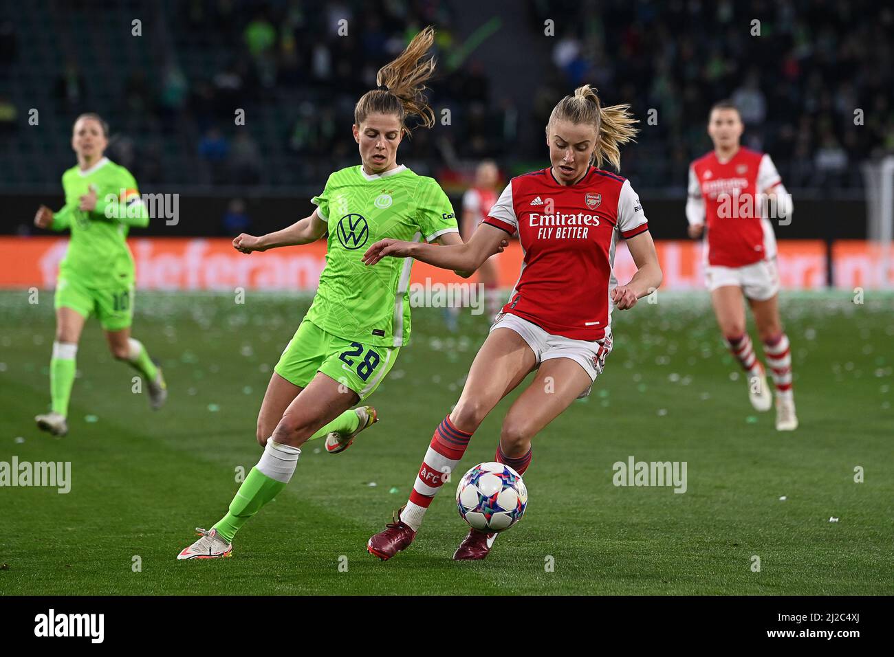 Wolfsburg, Deutschland. 31. März 2022. Fußball, Damen: Champions League, VfL Wolfsburg - WFC Arsenal, K.O.-Runde, Viertelfinale, Zweitligist, Volkswagen Arena. Leah Williamson (r) von Arsenal spielt gegen Tabea Wassmuth von Wolfsburg. Quelle: Swen Pförtner/dpa/Alamy Live News Stockfoto