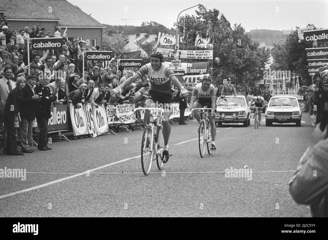 Die niederländische Amateur-Radsportmeisterschaft in Simpelveld gewinnt Arie Hassink den Sprint von Leo van Vliet Ca. 19. Juni 1976 Stockfoto