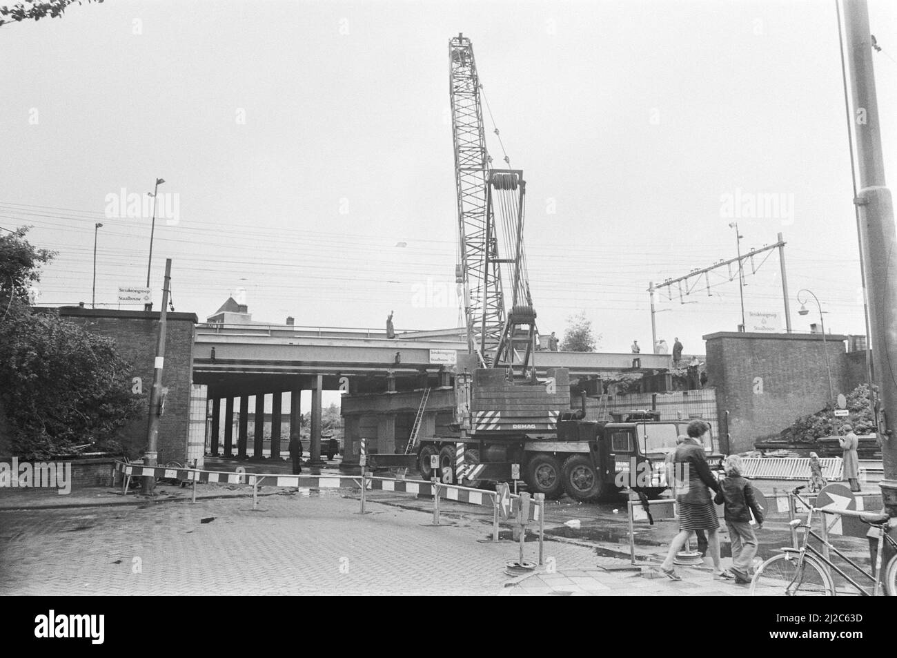 Viadukt über Zeeburgerdijk wurde ca. 20. Juni 1976 angehoben Stockfoto