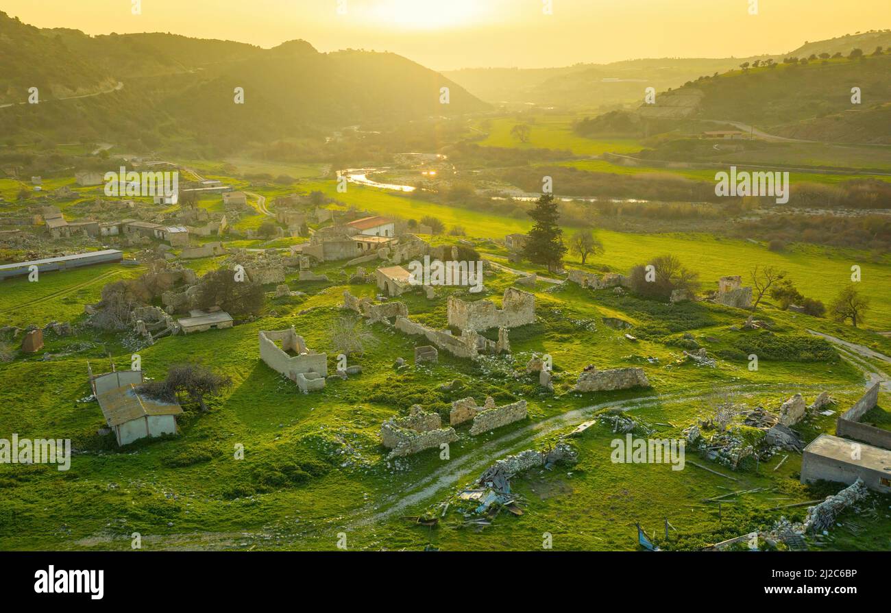 Verlassenes Dorf Souskiou im Paphos-Distrikt, Zypern. Luftlandschaft bei Sonnenuntergang Stockfoto