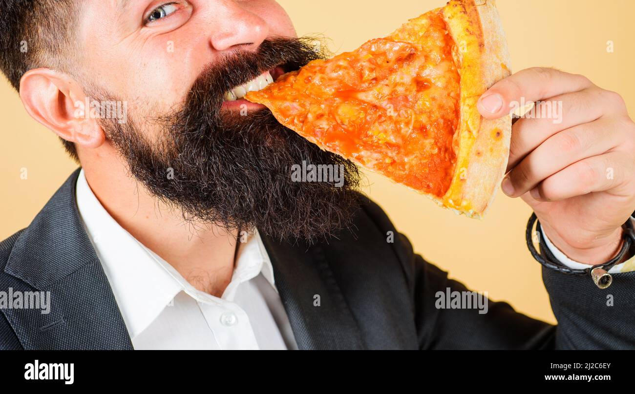 Bärtiger Mann, der heiße, frische Pizzastücke isst. Köstliches Fast-Food-Essen. Italienisches Küchenkonzept. Nahaufnahme. Stockfoto
