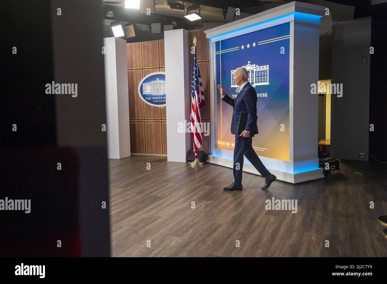 Washington, Usa. 31. März 2022. Präsident Joe Biden kehrt zur Pressekonferenz zurück, um eine Reporterfrage zu beantworten, nachdem er am Donnerstag, dem 31. März 2022, im South Auditorium des Weißen Hauses in Washington, DC, über seinen Plan zur Senkung der hohen Energie- und Gaspreise für amerikanische Familien gesprochen hat. Foto von Bonnie Cash/UPI. Kredit: UPI/Alamy Live Nachrichten Stockfoto