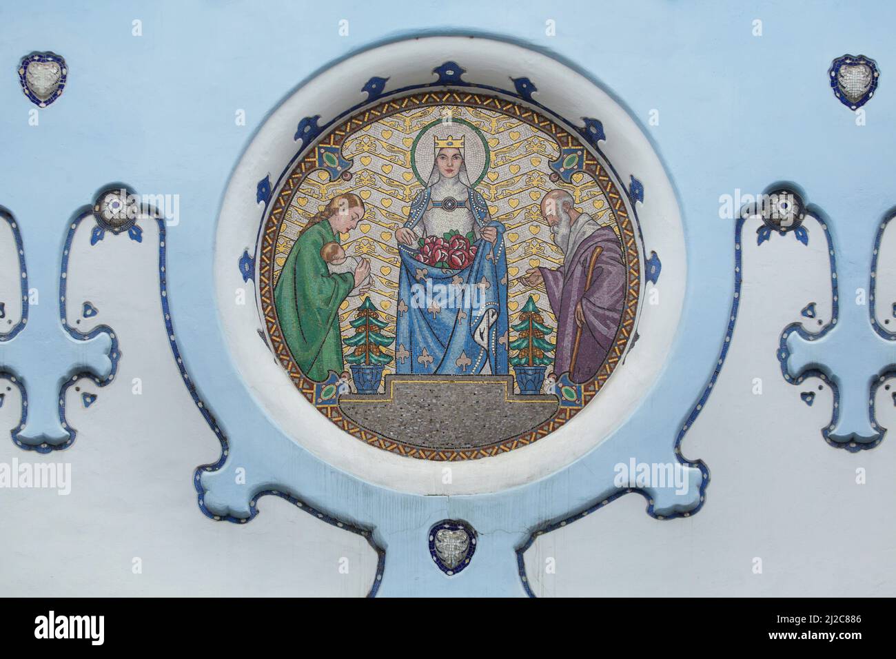 Die heilige Elisabeth von Ungarn, dargestellt im Mosaik über dem Haupteingang der Kirche der heiligen Elisabeth (Kostol svätej Alžbety), die gemeinhin als Blaue Kirche (Modrý kostolík) in Bratislava, Slowakei, bekannt ist. Die vom ungarischen Architekten Ödön Lechner entworfene Kirche wurde zwischen 1909 und 1913 im ungarischen sezessionistischen Stil erbaut. Stockfoto