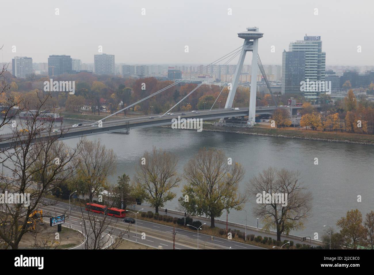Brücke des Slowakischen Nationalaufstandes (Most Slovenského národného povstania), auch bekannt als SNP-Brücke (Most SNP) über die Donau, entworfen vom slowakischen modernistischen Architekten Jozef Lacko (1967-1972) in Bratislava, Slowakei. Im Hintergrund sind Mehrfamilienhäuser des Stadtteils Petržalka zu sehen. Stockfoto