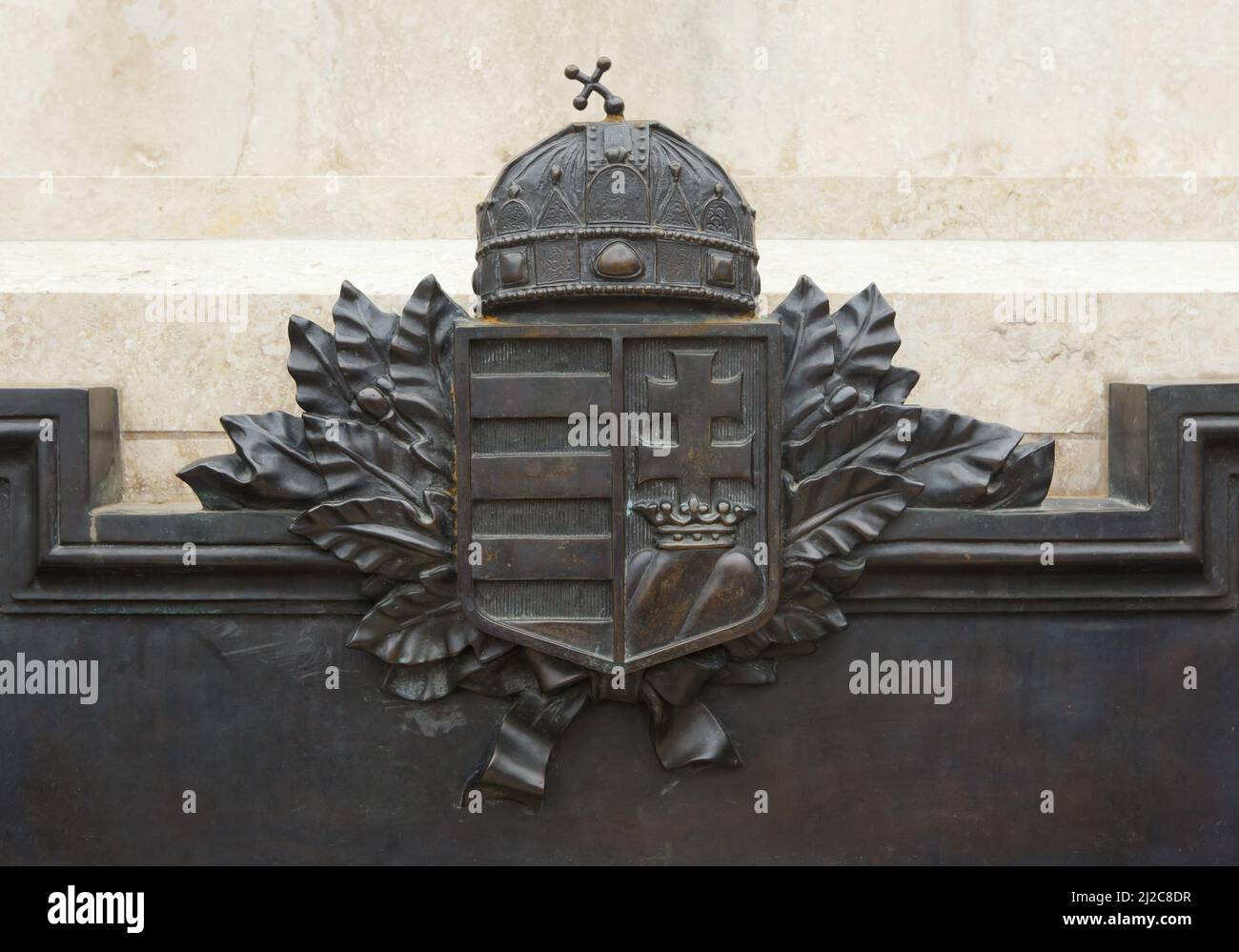 Das bronzene Wappen Ungarns wird von der Heiligen Krone des Heiligen Stephanus geziert, die auf dem Denkmal für die im Ersten Weltkrieg gefallenen Ungarn in der ungarischen Stadt Vác abgebildet ist. Stockfoto