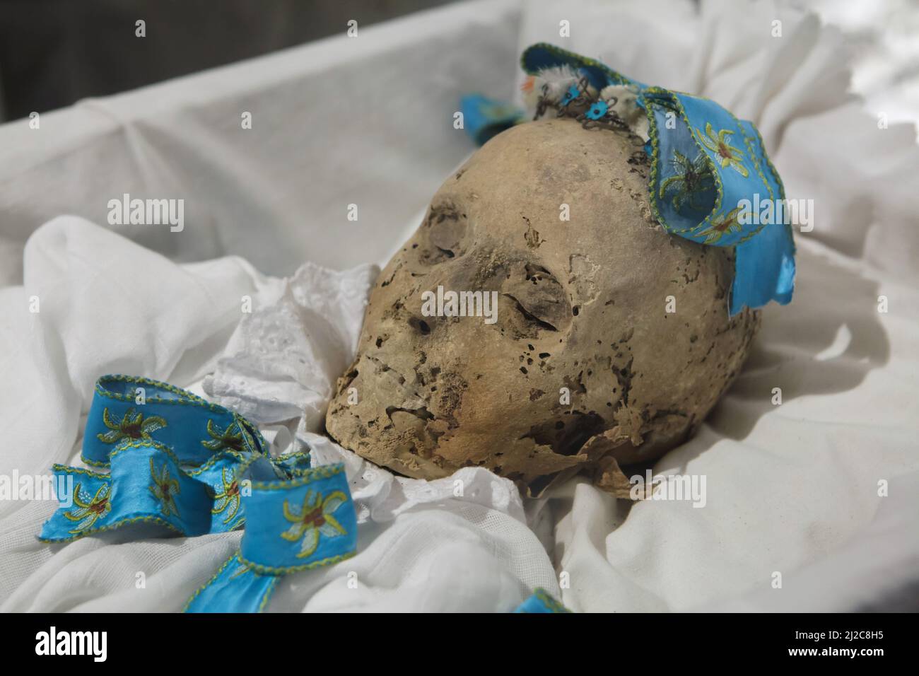 Weibliche Mumie in der Memento Mori Krypta im Tragor Ignác Museum (Tragor Ignác Múzeum) in Vác, Ungarn. Die gut erhaltenen mumifizierten Leichen aus den Jahren um 1730 bis 1830 wurden 1994 in der nahe gelegenen Krypta der Dominikanerkirche gefunden. Mehrere Mumien wurden verlegt, um in der Memento Mori Krypta im örtlichen Museum ausgestellt zu werden. Stockfoto