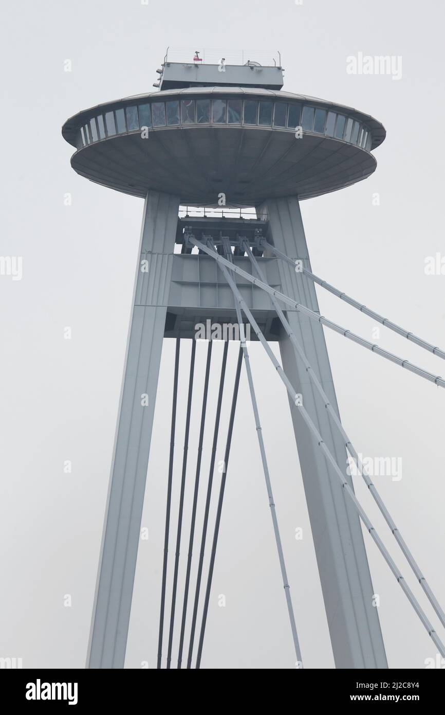 Detail der Brücke des Slowakischen Nationalaufstandes (Most Slovenského národného povstania), auch bekannt als SNP-Brücke (Most SNP) über die Donau, entworfen vom slowakischen modernistischen Architekten Jozef Lacko (1967-1972) in Bratislava, Slowakei. Stockfoto
