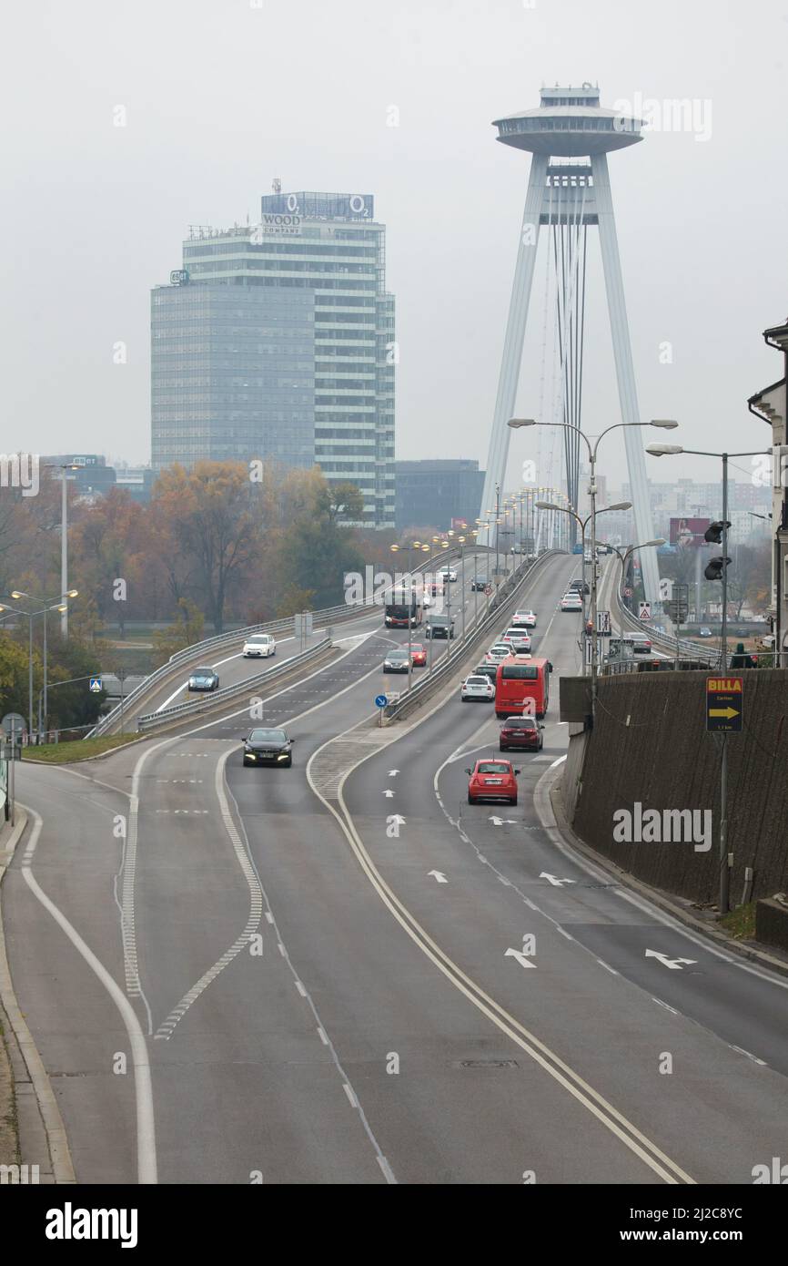 Brücke des Slowakischen Nationalaufstandes (Most Slovenského národného povstania), auch bekannt als SNP-Brücke (Most SNP) über die Donau, entworfen vom slowakischen modernistischen Architekten Jozef Lacko (1967-1972) in Bratislava, Slowakei. Stockfoto