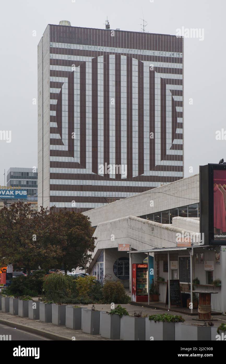Kyjev Hotel entworfen vom slowakischen Architekten Ivan Matušík (1960-1968) auf dem Kamenné Platz (Kamenné námestie) in Bratislava, Slowakei. Die dekonstruktive Fassadendekoration, die vom slowakischen Straßenkünstler Lousy Auber entworfen wurde, wurde während des Bratislava Street Art Festival (BSAF) im Jahr 2018 installiert. Stockfoto