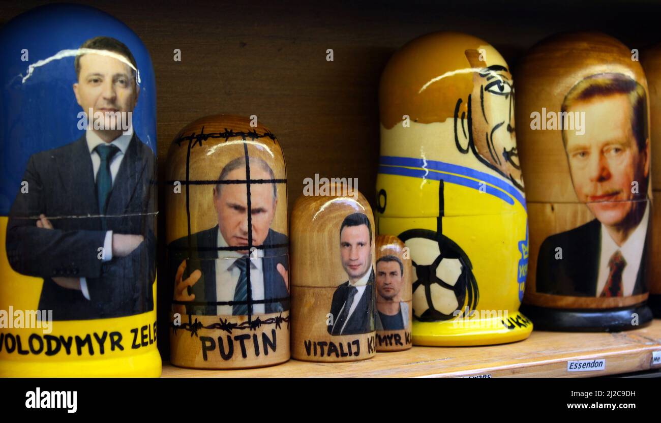 Die traditionellen russischen hölzernen Matroschka Nistpuppen Souvenirs mit Porträt des ukrainischen Präsidenten Wolodymyr Zelenskyy, des russischen Präsidenten Wladimir Stockfoto