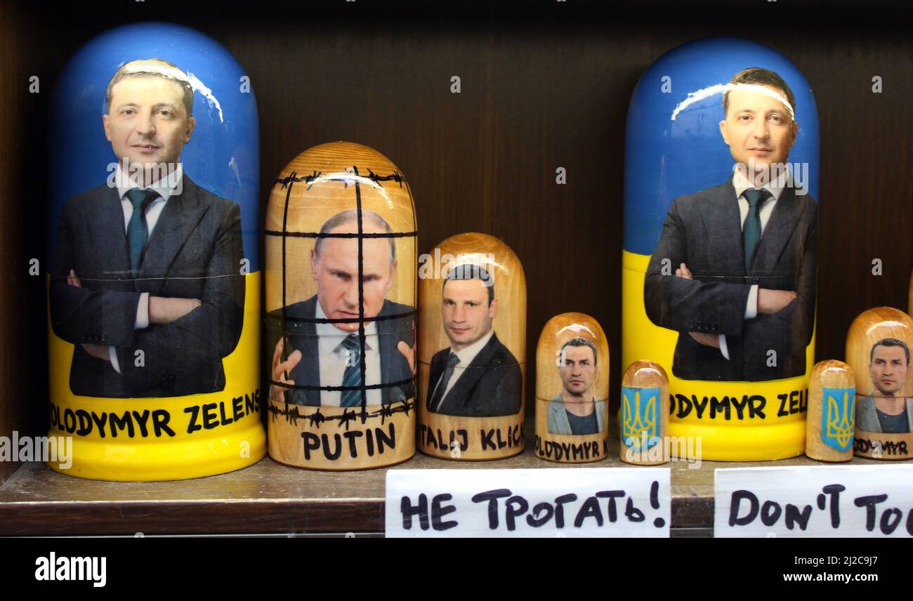 Die traditionellen russischen hölzernen Matroschka Nistpuppen Souvenirs mit Porträt des ukrainischen Präsidenten Wolodymyr Zelenskyy, des russischen Präsidenten Wladimir Stockfoto