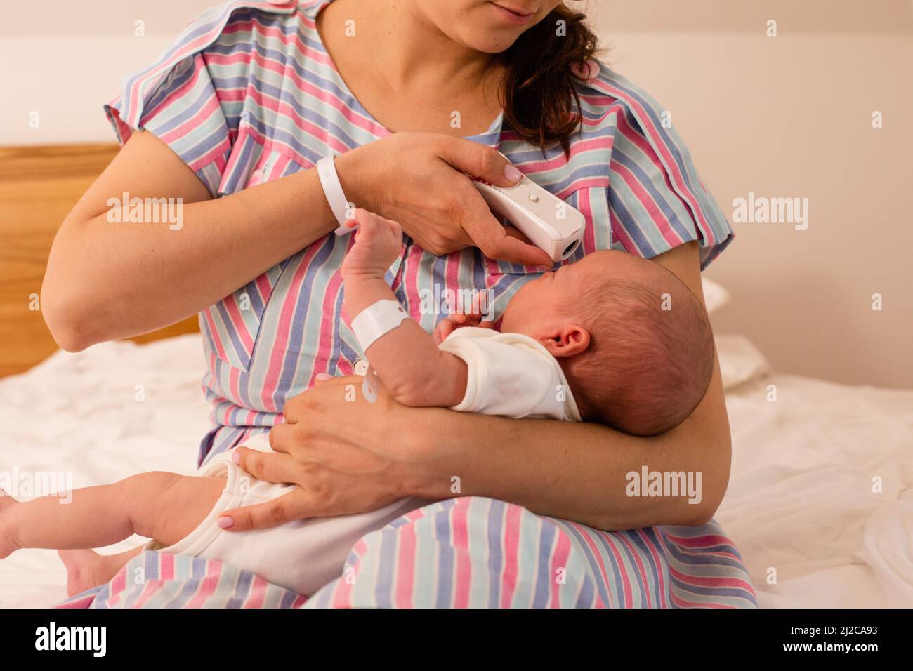 Mutter und ihr neugeborenes Baby in einem modernen Krankenhaus Stockfoto