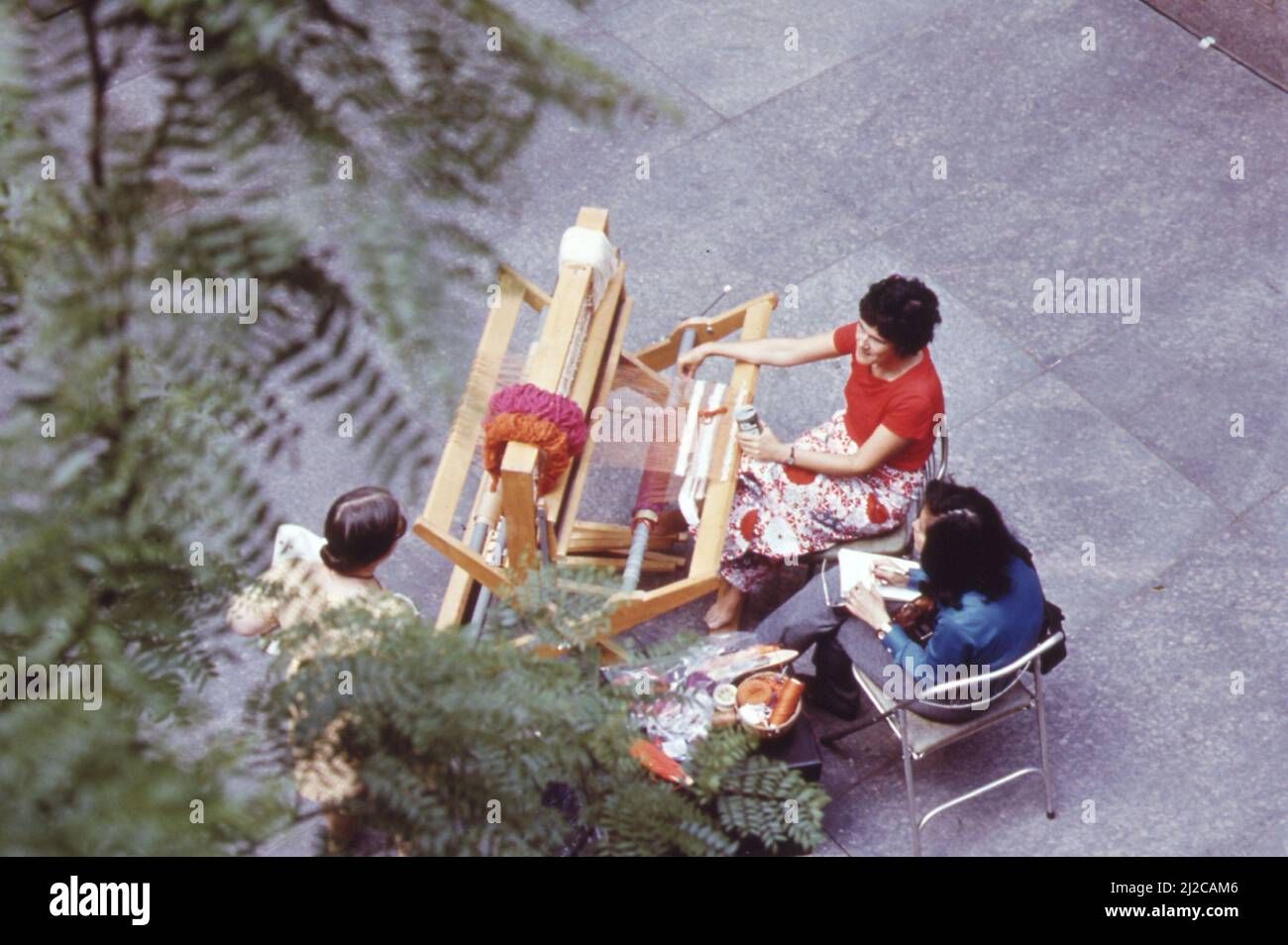 Webstuhl-Weberei, eine der Demonstrationen im Rockefeller Center Festival der Volkskunst und des Handwerks Ca. 1973 Stockfoto