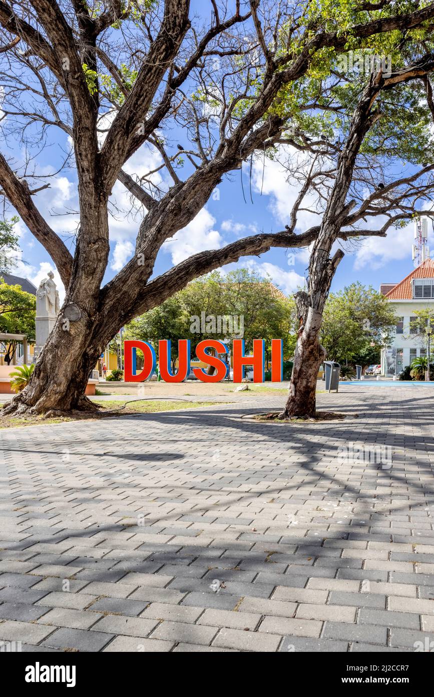 DUSHI in großen roten und blauen Buchstaben im Stadtzentrum von Willemstad geschrieben Stockfoto