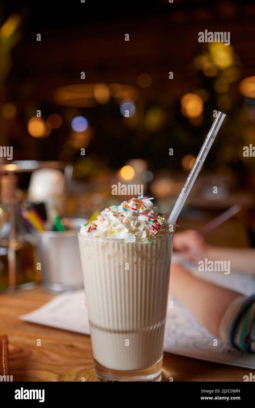 Schokoladensüßes Frosting exreme Milchshake mit Donut und Süßigkeiten. Crazy Freakshake Food Trend. Speicherplatz kopieren Stockfoto
