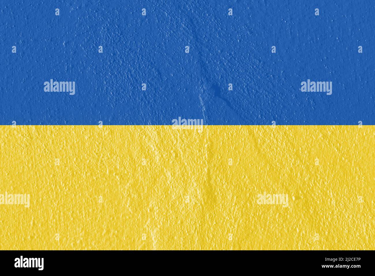 Nationale gelbe und blaue Flagge der Ukraine auf schöne strukturierte Betonwand gemalt. Die Kunst der groben stilisierten Textur. Speicherplatz kopieren. Stockfoto