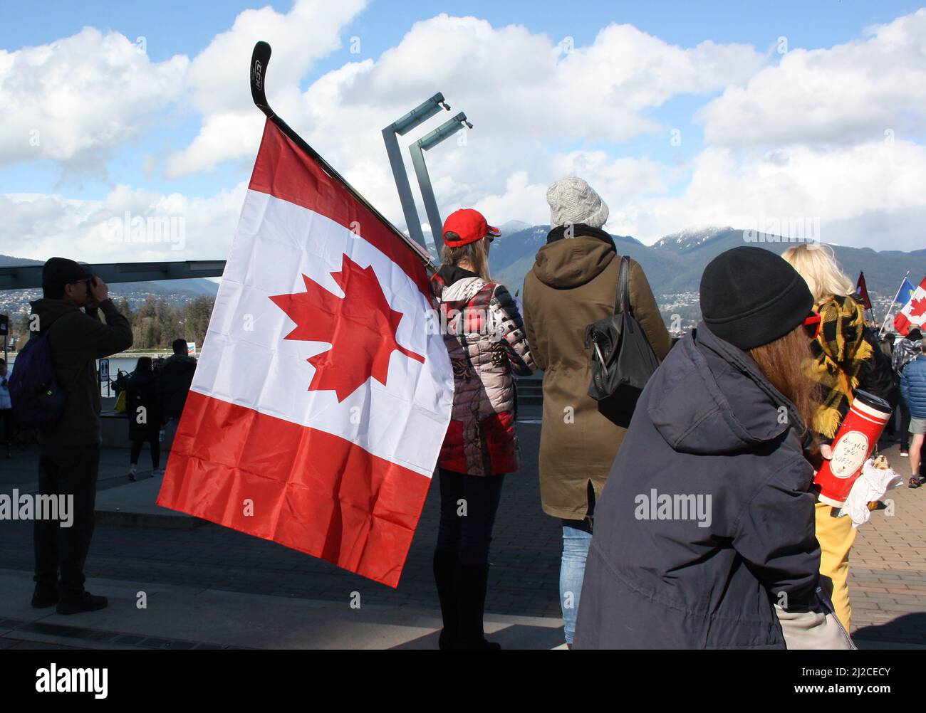 Eine Menschenmenge protestiert mit kanadischen Flaggen und Slogans in der Innenstadt von Vancouver, British Columbia, Kanada Stockfoto