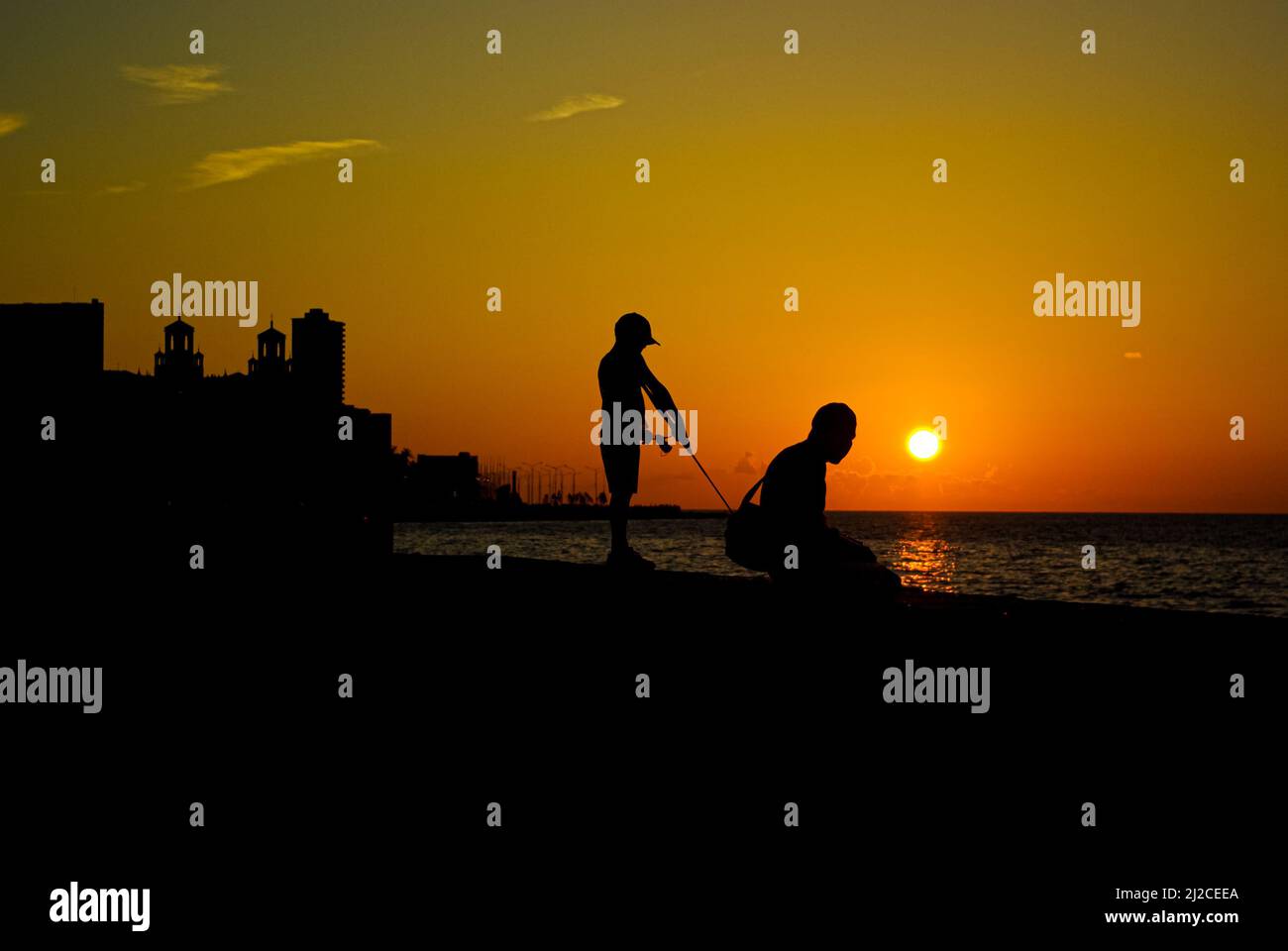 Atemberaubender Sonnenuntergang über dem Pier (Malecon) in Havanna, Kuba Stockfoto