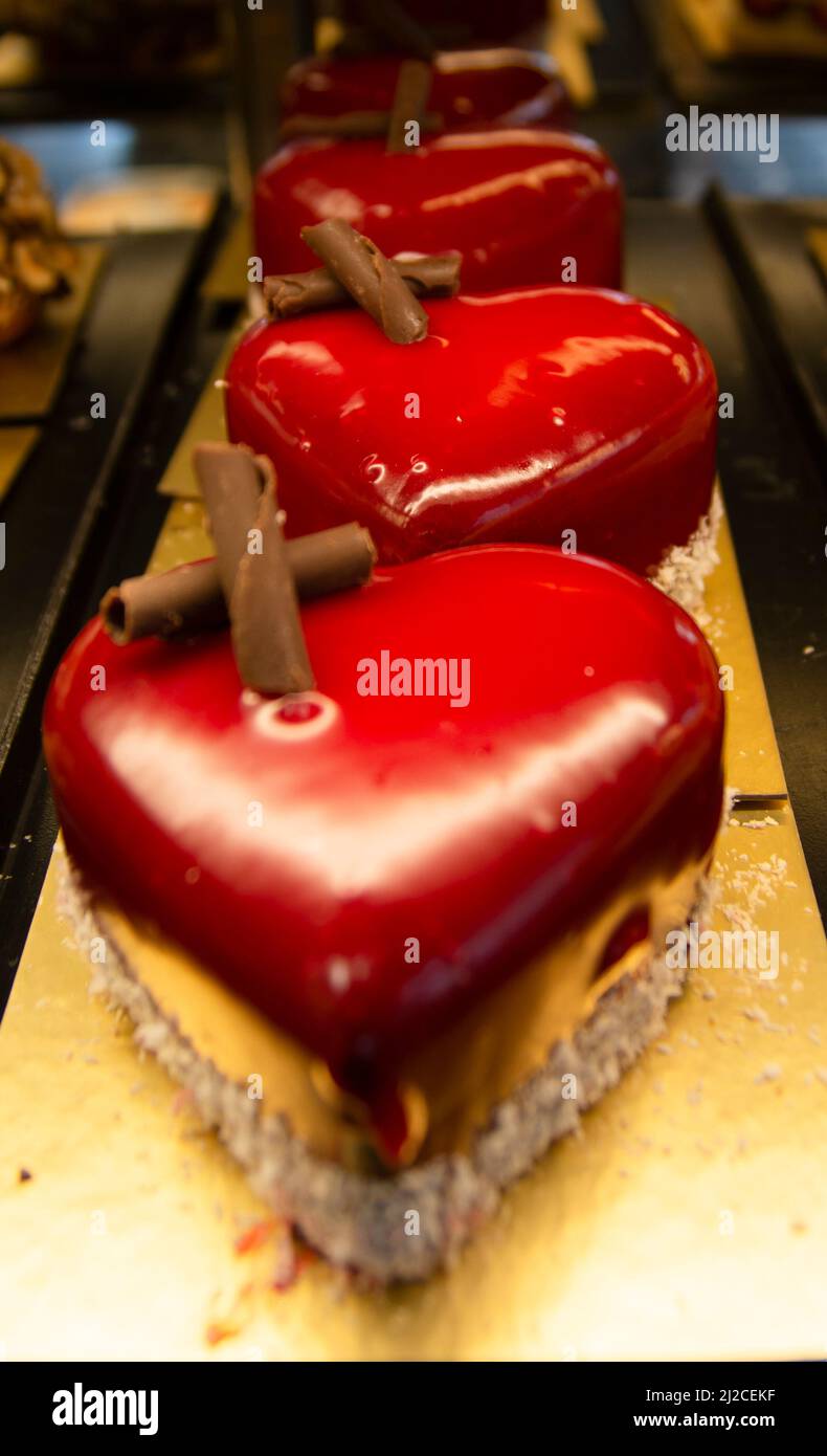 Herzförmige Schokolade und Obstkuchen Stockfoto