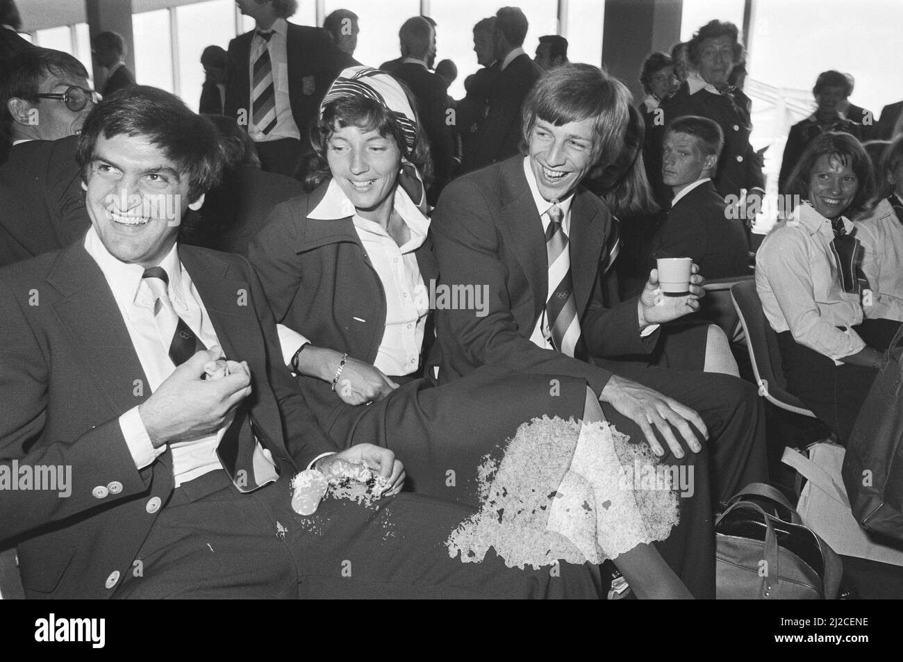Das niederländische Olympia-Team links nach Montreal, von links nach rechts: Bolthuis (Hockey), Ria Ahlers (Läufer) und Eljo Schuller (Zehnkampf) / ca. 11. Juli 1976 Stockfoto