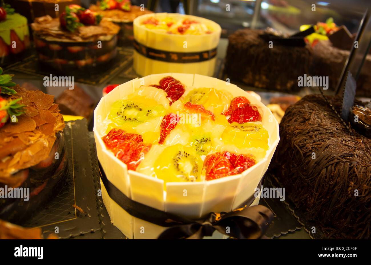Erdbeerkuchen Mit Gemischten Schokoladenfrüchten Stockfoto