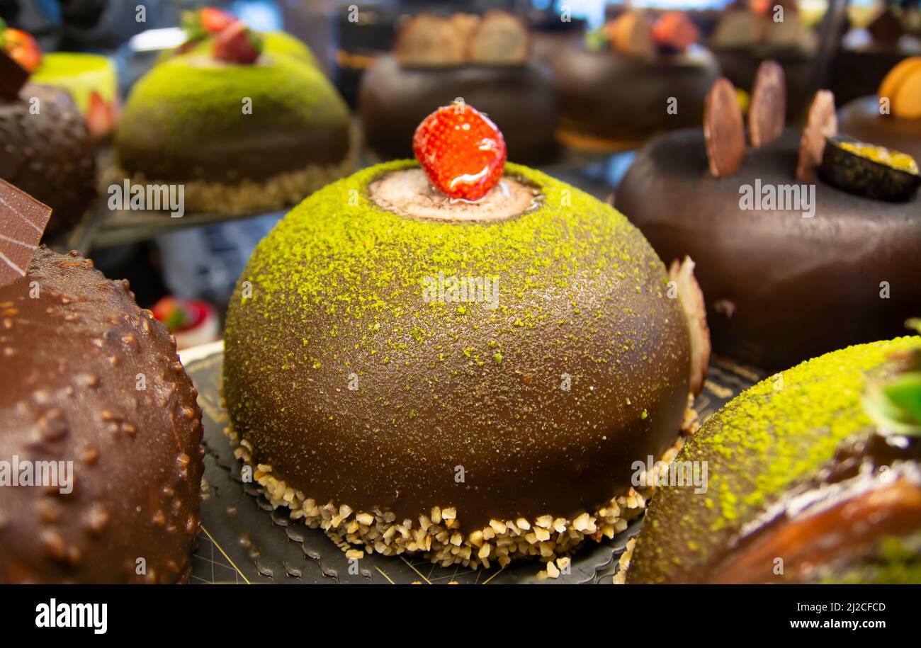 Schokoladenkuchen Mit Gemischten Früchten Und Erdbeer-Geschmack Stockfoto