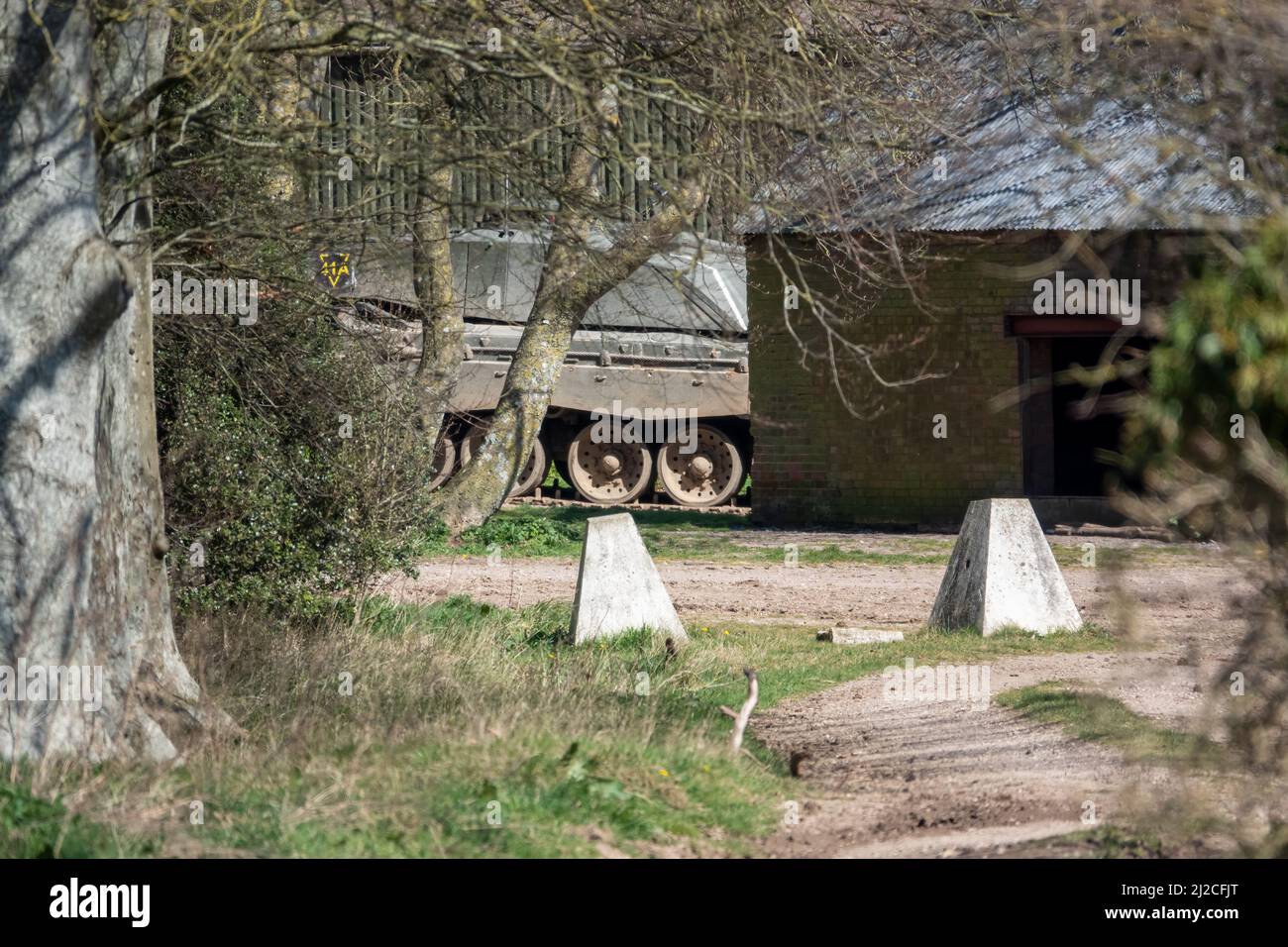 herausforderer der britischen Armee 2 II FV4034 Hauptkampfpanzer steht zwischen leeren Gebäuden und wartet auf den Einsatz Stockfoto